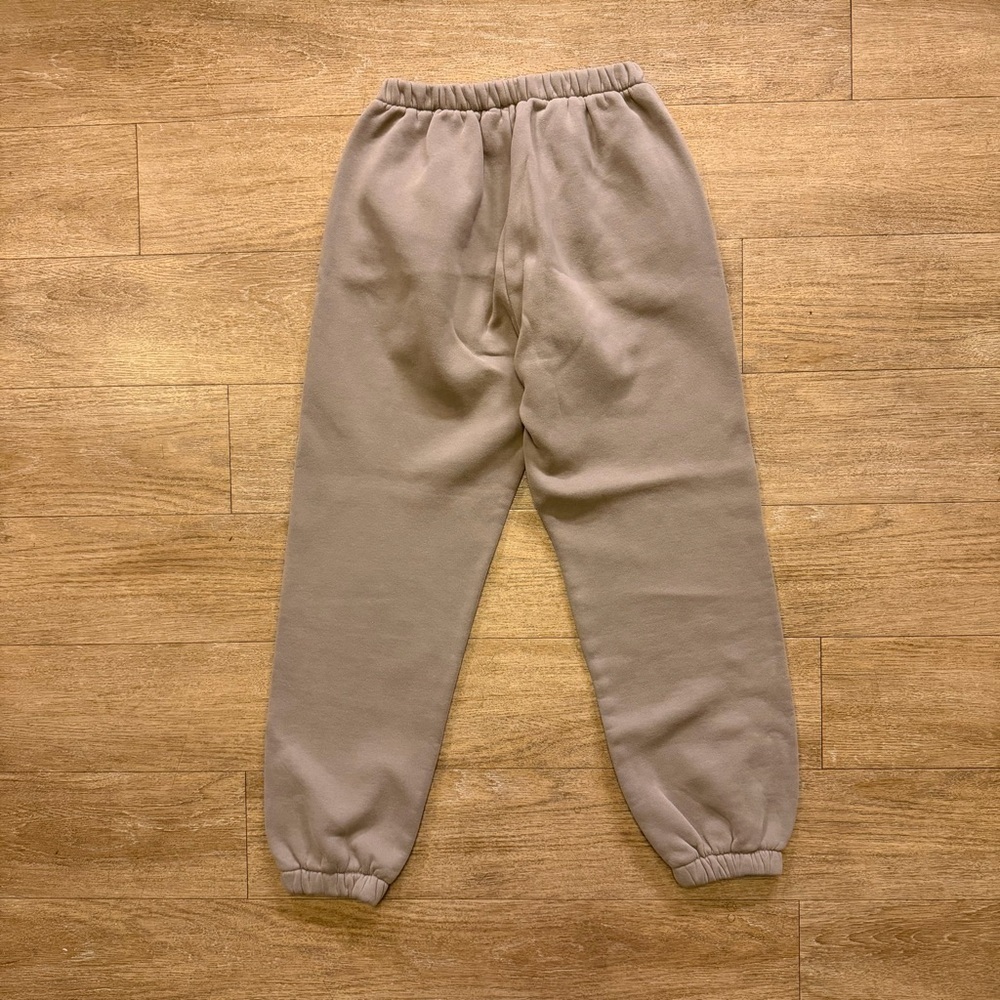 Gray Sweatpants with pockets and bottom scrunch size medium - Picture 3 of 3